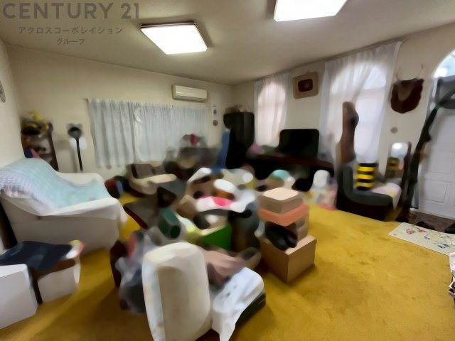リビングダイニングは家族や友人とのコミュニケーションを楽しむ場所でくつろぎながら食事や会話を楽しめ、多目的に利用できリラックスできる空間です。家庭内の中心として機能し、快適な生活をサポートします。