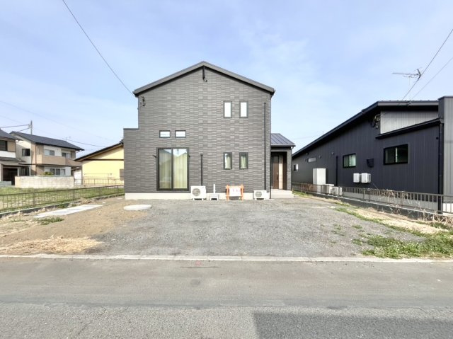 ■外観｜前面道路が広く見渡しが良いので、車の安全確認もばっちり！車の運転が苦手な方にも安心ですね♪
