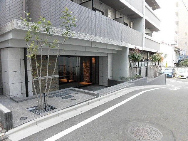 清潔なエントランスです。建物の管理体制も安心できます。