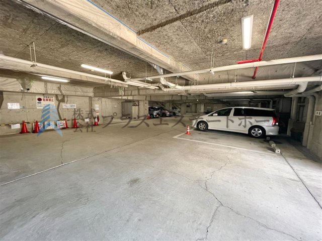 屋内専用駐車場♪雨や雪による泥はねや汚れを防ぎ常に清潔な状態に保つことができます♪また盗難リスクを低く抑えられます♪