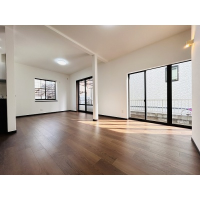 家族が自然と集まる、明るく開放的なリビング空間◎