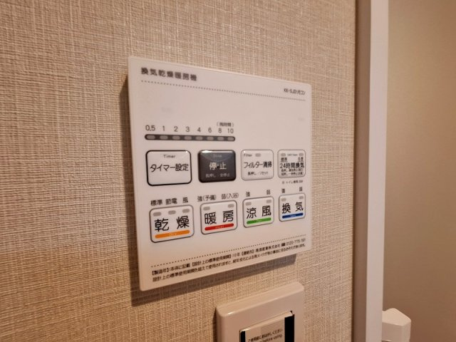 浴室乾燥機標準装備。浴室乾燥だけでなく、洗濯物も干せるので雨の日にも大助かりです。　