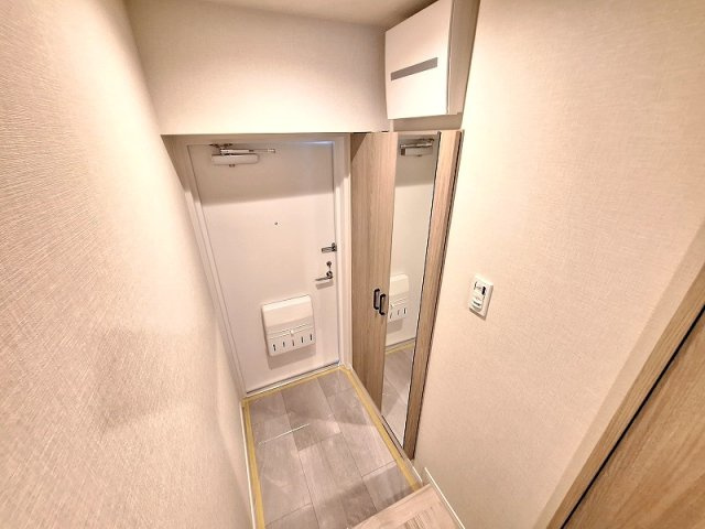 お出かけ前の身だしなみチェックに便利な姿見付トール型シューズボックス。　