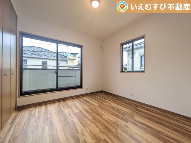 2面採光で明るい居室　たっぷりの採光で自然光の差し込む明るいお部屋！新生活を想像すると楽しみが増しますね♪
