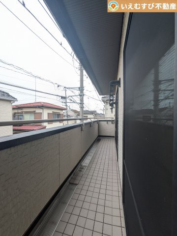 ゆとりの広さのバルコニー　採光たっぷりなのでお洗濯ものが乾きやすい♪おふとんを干すにも余裕の広さ！