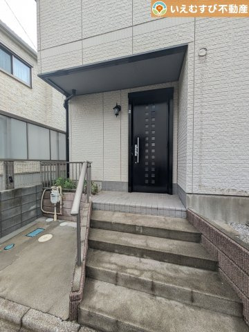 雨が防げる広々エントランス　駐車場からアクセスの良いエントランス。雨の日や荷物が多くても安心の動線♪