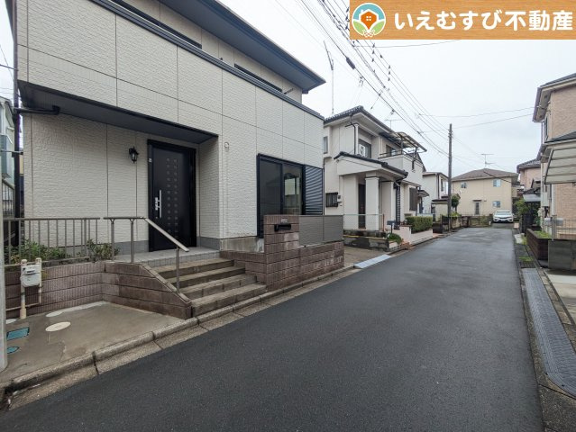 充分な広さの前面道路　間口が広くお車の出し入れも問題なく行えるスペースが確保されています♪