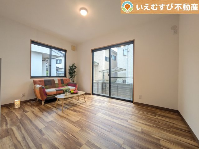 自然光で満たされる明るく開放感溢れるリビング　たっぷりの採光で明るい空間。家族みんなでくつろげます♪
