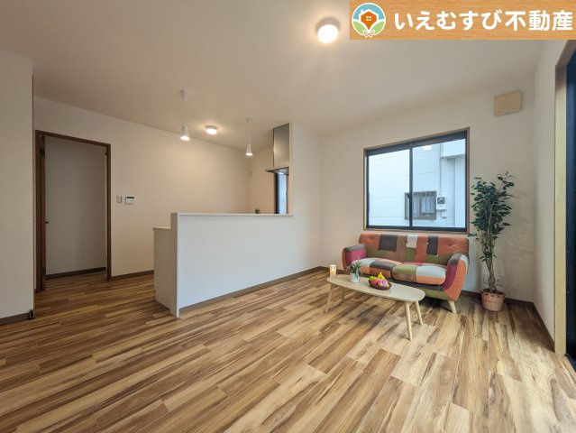 ナチュラルな色合いで落ち着いた印象のリビングダイニング　ぬくもりのあるナチュラルな空間。グリーンを飾っても相性が良さそうですね♪