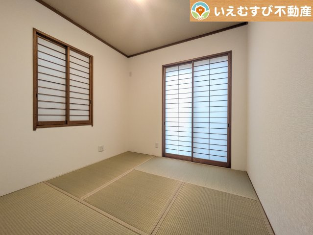 すぐ横になれる和室は、みんながほっと一息つける空間　ちょっとした休憩や来客時、お子様のお世話にも大活躍しそうですね♪