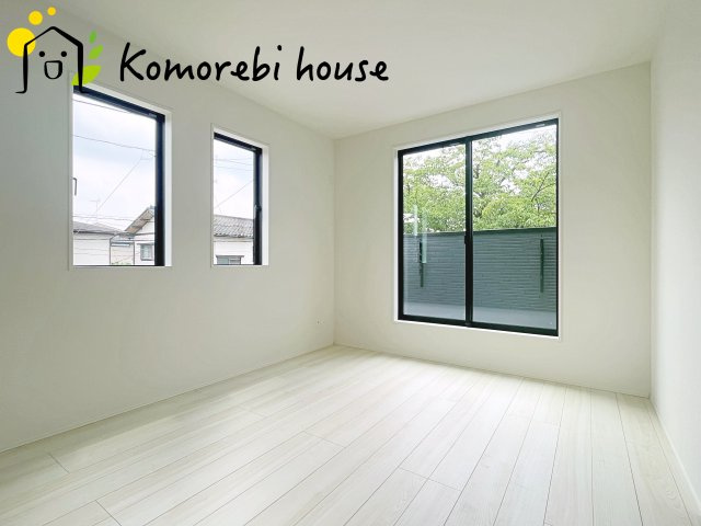 広くて明るい寝室
