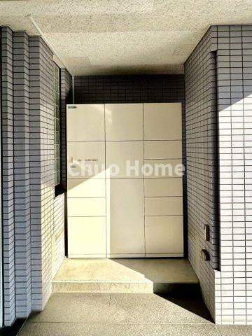 【宅配ボックス】在宅時・不在時に関わらず、居住者の代わりに非対面で宅配物を受け取ってくれる便利な設備です。わかりやすくご説明致しますので見学時にはお部屋だけではなく共用部分もぜひチェックしてください。