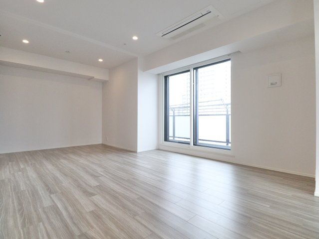 【リビングダイニング】約17.9帖！お部屋全体がとても明るく、暖かみある空間です☆