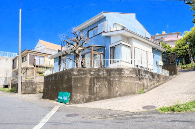 ◆堂々たる趣ながら、主張し過ぎずどこか余裕を感じさせるシャープなフォルムで佇む邸宅は、晴天の空と照らし合わせる事で、本来あるべき完成形の姿を見せてくれます。