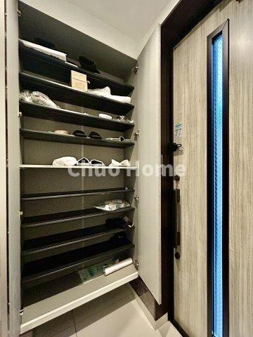 【玄関】玄関には大型のシューズクローゼットを設置しておりますのでいつでもスッキリりとした空間を保てます。玄関周りを清潔に使うのはとても大事なことですよね。