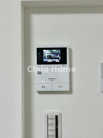 【モニターホン】誰が来たかすぐにわかるカラーモニター付きインターホン。通話ボタンを押すまでは室内の音は漏れていませんので相手を確かめてから応対できます。