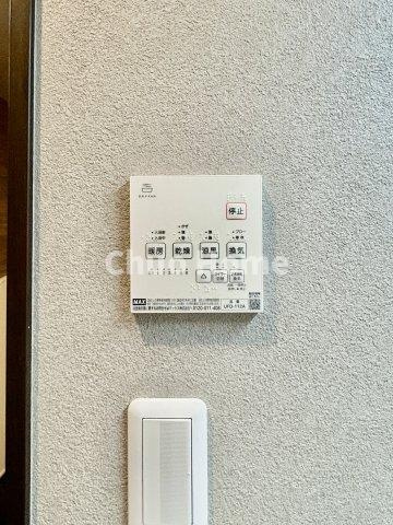 【浴室乾燥機】暖房・冷風・換気・乾燥が可能です。毎日を快適に過ごせるうれしい機能が揃っています。雨の日の洗濯物も安心です。
