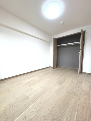リビング横の約6帖に容量大のクローゼットを完備。荷物がスッキリ片付き、空間を広く贅沢に使えます。