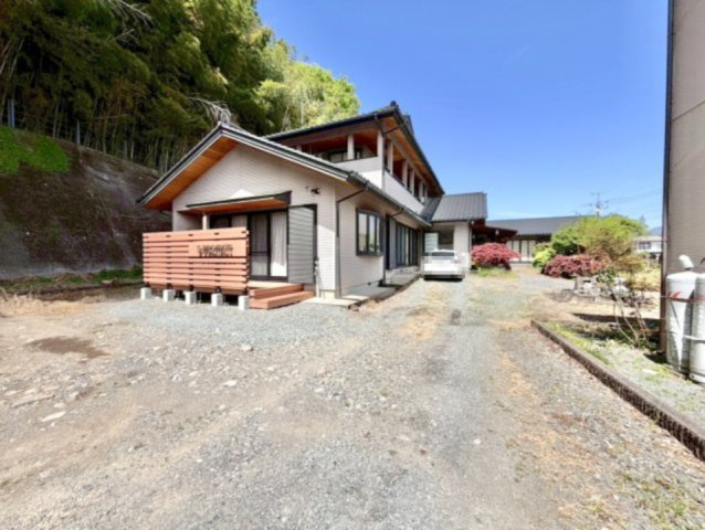 ■外観｜住宅街の中でも圧迫感が少なく、のびのびとした暮らしが叶う立地となっています。