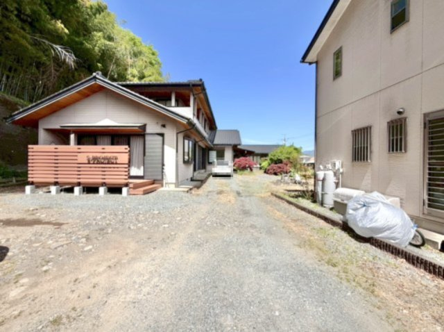 ■外観｜ガーデニングや家庭菜園を楽しめる庭スペースがあり、日々の暮らしに彩りをプラスしてくれます。