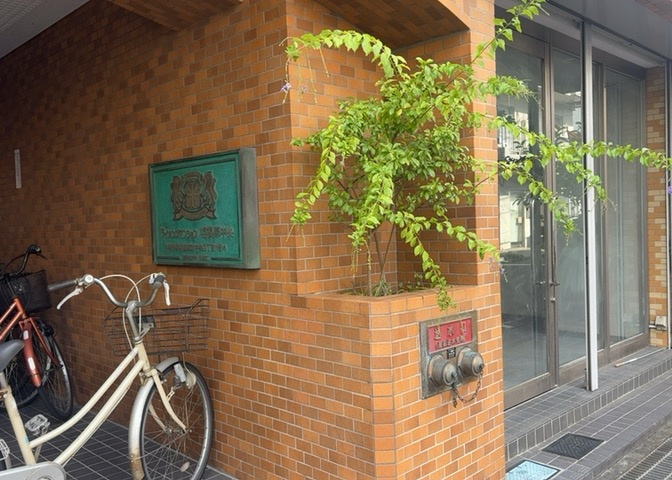 物件によっては、入居者が個人的に使用できる専用庭がついているものもあります。また、住宅の中にある土間の部分を庭と呼ぶこともあります。庭の用途は住む人によって変わり、それによってデザインもさまざまです。