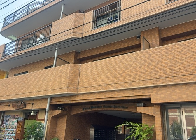 中庭（パティオ）とは、一つの建築物の内部に設けられた、壁などで囲われている庭のことを指します。コの字型、ロの字型が主流ですが、L字型の中庭もあります。最近では、インテリア性の高さからも人気があります。