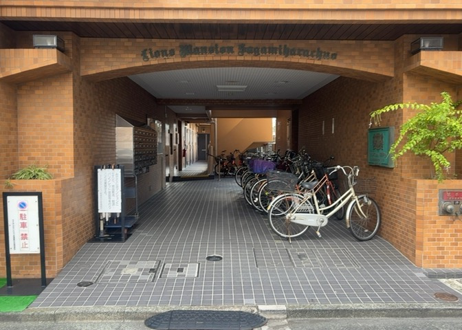 マンションのエントランスには、もともと風よけや防犯の役割がありますが、マンションによって宅配ボックスなどの設備が備わっている所もあります。日々の生活をイメージしながら生活しやすさをチェックしましょう。