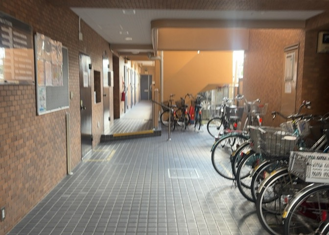 ラウンジは、マンションの共用スペースに椅子やテーブルなどを配置した利用者が寛げる空間です。屋内型ラウンジと屋外型ラウンジがあります。共用部分の管理状況と合わせて、詳細については現地でご確認ください。