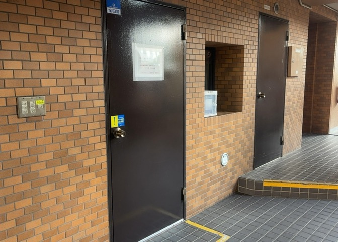 受付はマンションコンシェルジュがいる場合もあれば、管理人が滞在する小部屋を総称して呼ぶことがあります。主にエントランスに設置されていることから、防犯面でも期待ができます。防犯設備がない場合はより安心！