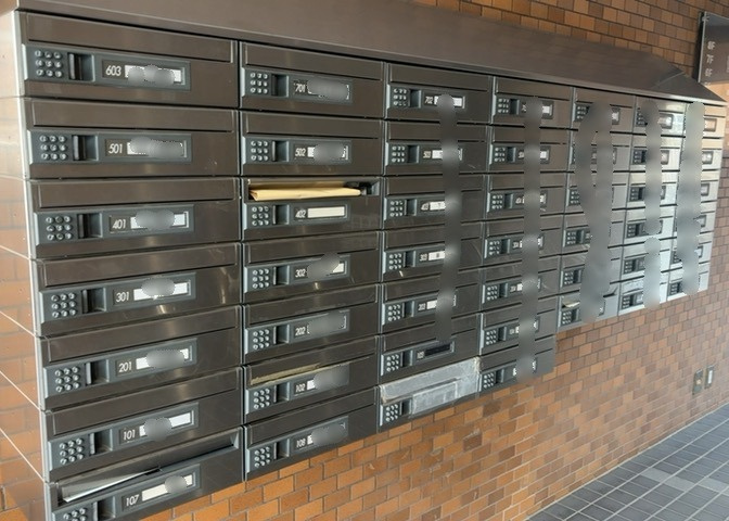 エントランス付近に設置されている集合ポストは、住んでいる部屋と離れているため、ポストをあさるなど誰かに何かされていても被害に気づきにくいです。入居する時には他人に特定されにくい番号で鍵をかけましょう！