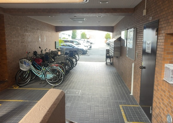 ロビーというと、エントランスと何がちがうの？と思いますよね。実はロビーとエントランスには明確な決まりはありません。物件によっては、エントランスを入って広がるある程度の広さのある空間がロビーとなります。