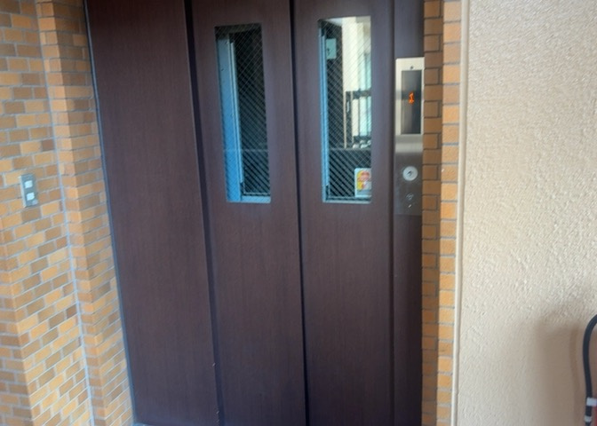 共用部分は、一棟の建物に住む区分所有者全員が共同で所有するとし、共用部分の管理、補修などは、区分所有者で形成される管理組合が行います。個人の判断で勝手に変更することはできませんので覚えておきましょう。