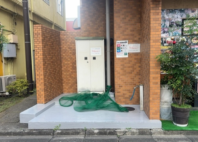 共有部分は、住民なら誰もが使える設備のこと。例えば駐車場やエレベーター、インターネット設備、セキュリティ設備などがあります。他にも、マンションの廊下・外部階段やエントランス・ゴミ置き場などがあります。