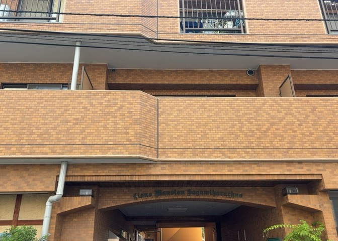 道幅が広い場所は日当たりや風通が良好です。幅が広いのですれ違いも可能ですし大きな車でも駐車可能！一方で、大型車が通ることも多くなるため交通量の増加により騒音に繋がります。また土地の値段が高くなります。