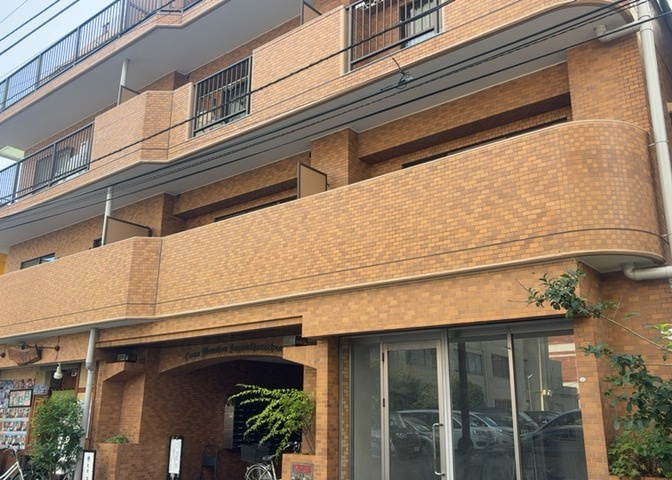 ＲＣ造、Reinforced　Concreteは直訳すると補強されたコンクリートです。主に柱や梁・床・壁が鉄筋とコンクリートで構成おり、鉄筋を組んだ型枠にコンクリートを流し込んで固めたものを指します。