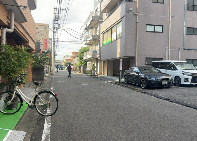眺望を気にして物件を探す場合、前面に建物が建っていないか現地で確認しましょう！前面に建物があると景色はもちろん、日当たりや風通しにも影響が出てきます。住んだ時のことを想像しながら現地見学をしましょう。