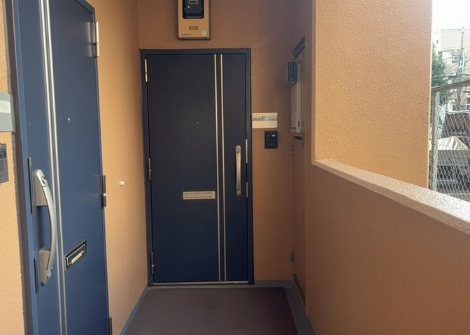 玄関は家の顔でもあり、家族以外の目にも止まる場所です。玄関は外との間を仕切る扉、靴などをしまっておく収納スペース、靴脱ぎのたたきスペース、来客とのやり取りをするドアホンなど複数のアイテムからなります。