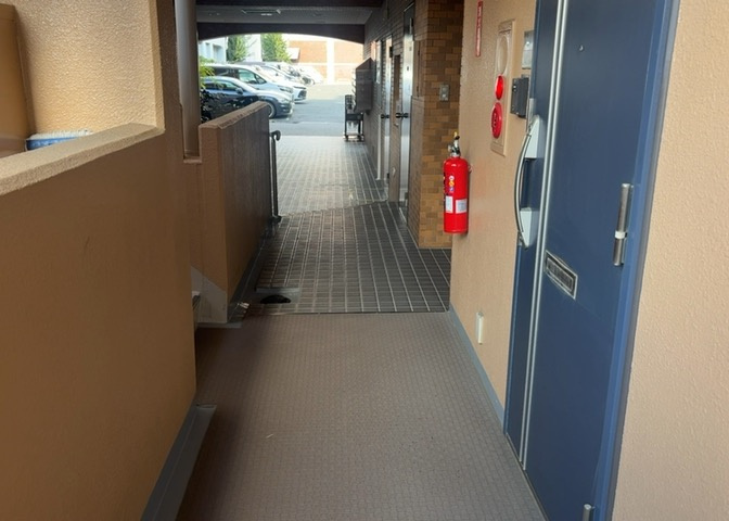 共有部分は、住民なら誰もが使える設備のこと。例えば駐車場やエレベーター、インターネット設備、セキュリティ設備などがあります。他にも、マンションの廊下・外部階段やエントランス・ゴミ置き場などがあります。