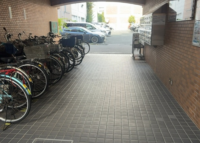 共用部分は、一棟の建物に住む区分所有者全員が共同で所有するとし、共用部分の管理、補修などは、区分所有者で形成される管理組合が行います。個人の判断で勝手に変更することはできませんので覚えておきましょう。