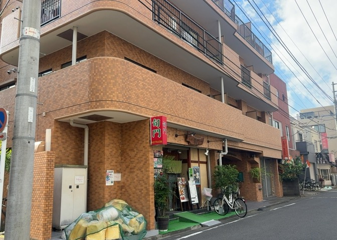 外観はマンション管理がされているかの目安になります。築年数が古いと、壁面は劣化してひび割れが生じることも！建物が古びていても細かいところが修繕されていると、きちんと管理されているなぁと感じるでしょう。