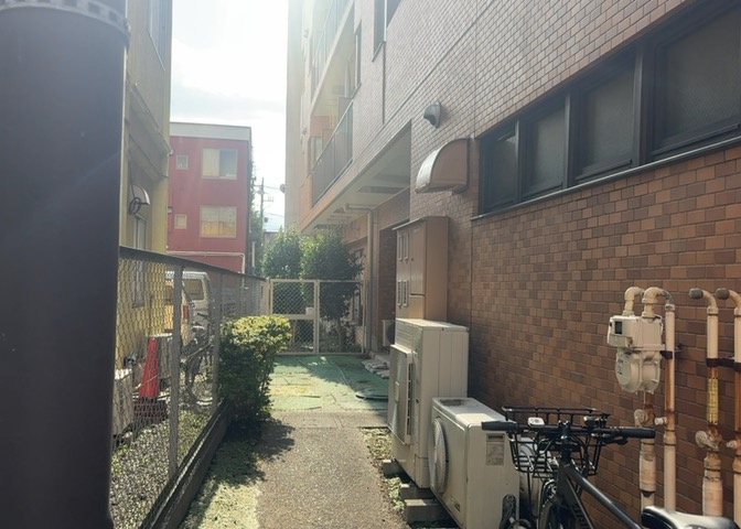 一般的なバルコニーは、奥行1.5ｍ程ですが、ワイルドバルコニーは2ｍまで広がっています。そのため洗濯物の間隔をあけ干すことができ、乾きやすいというメリットや、ガーデニングが楽しめる等の特徴があります。