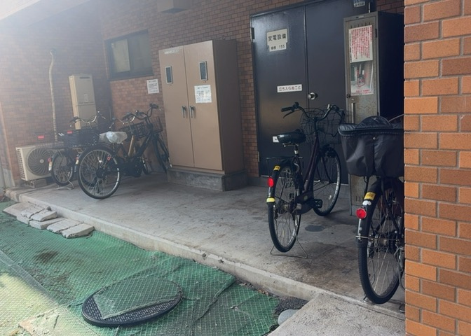 車一台あたりに必要なスペースは、標準サイズの普通自動車で横幅2m50cm、長さ5mは必要になります。ただし、乗降のことも考慮して横幅3m30cm、長さ5m50cmほどは確保できるところを選びましょう。