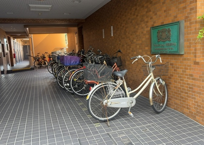 駐車場と明記されていても、最小スペースでつくられた駐車場だと大型車は駐車できなかったり、出入りしにくくなったりする可能性があります。お車のサイズと購入したい物件の駐車場のサイズを現地で確認しましょう。