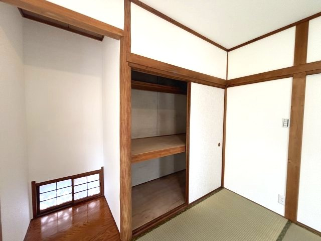 収納スペースを備えた、落ち着きのある和室です。