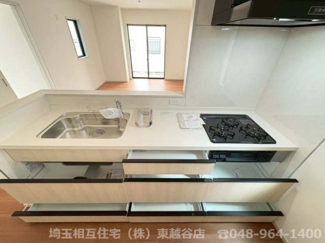 2号棟　全居室に収納がある4LDK！家事動線を考慮した水回りの集中した間取りです！駐車スペース2台可(車種による)！弥栄小学校まで徒歩約11分(830ｍ)！お気軽にお問い合わせください！