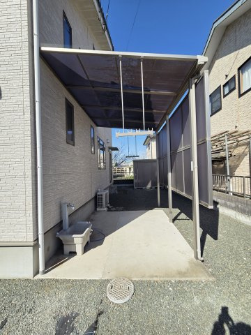 外の物干しスペースです。屋根付きなので急な雨でも安心です♪外水洗もございます。