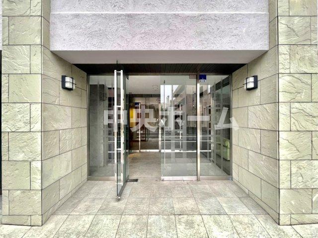 【エントランス】マンションのエントランスは、その物件の印象を決める、顔とも言える場所です。毎日通る場所ですからきれいなのが良いです。エントランス内はオートロックですので暮らしの安全も確保されています。
