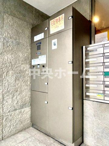 【宅配ボックス】在宅時・不在時に関わらず、居住者の代わりに非対面で宅配物を受け取ってくれる便利な設備です。わかりやすくご説明致しますので見学時にはお部屋だけではなく共用部分もぜひチェックしてください。