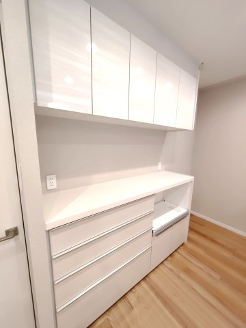 キッチンの後ろにある、食器棚の写真です。