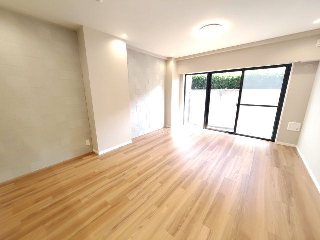 大きな窓から入る陽ざしが、白い壁と天井に反射し、優しい光が満ちわたるリビング。